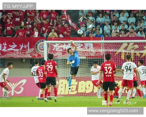 足球巨星凝视荣耀奖杯的瞬间：追求卓越与无尽梦想的交汇点